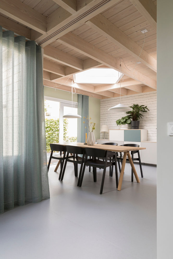 ontwerp eetkamer voor duurzaam houten huis PURE styling Scandinavische eetkamers Hout Hout duurzaam interieur ontwerp, duurzaamheid, duurzaam wonen, houtenhuis, minimalistisch, scandinavisch, nordic, modern, eco woning, dutch design, muuto, groen, planten, forbo marmoleum, eetkamer