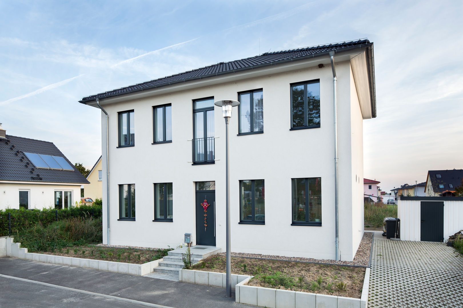 Großzügiges Passivhaus in Mahlsdorf, Müllers Büro Müllers Büro منزل سلبي حجر جيري