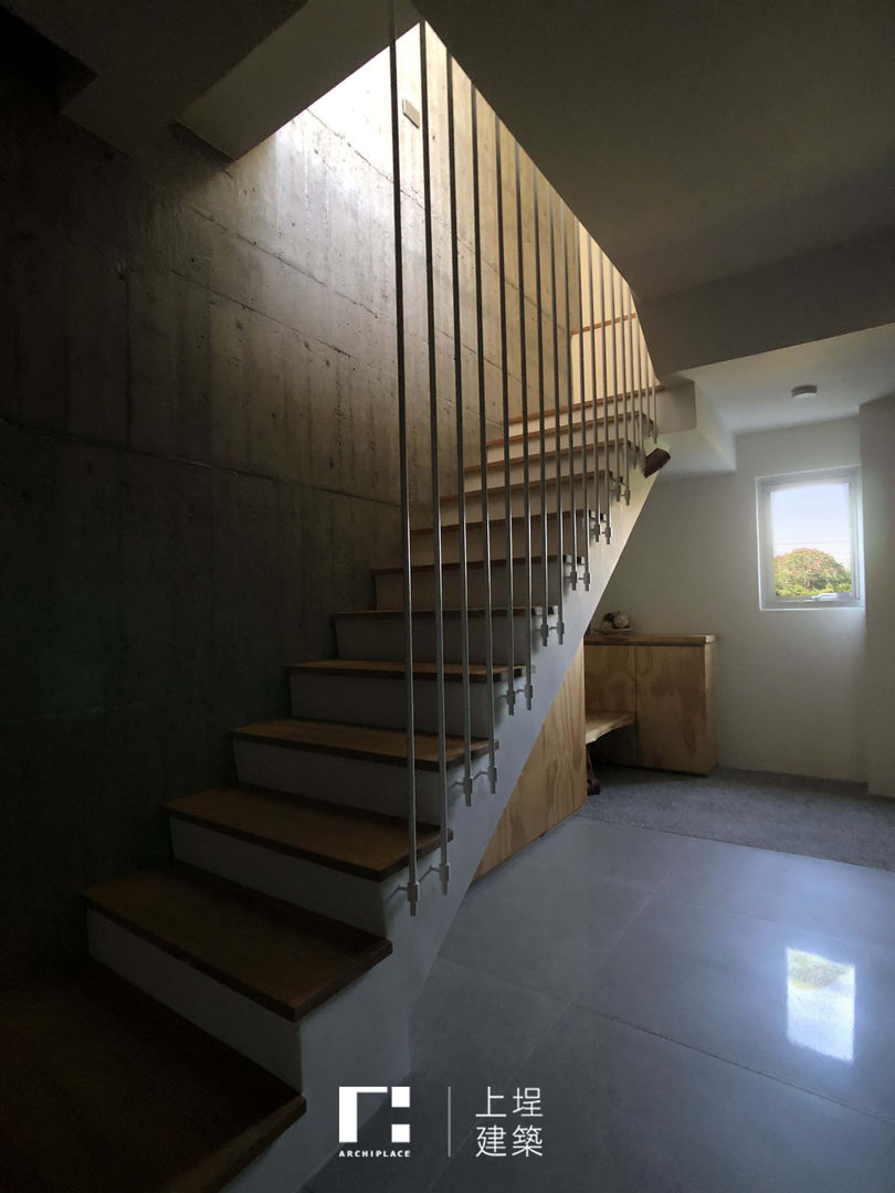 埕宅│sensus plenior, 上埕建築 上埕建築 Pasillos, vestíbulos y escaleras minimalistas