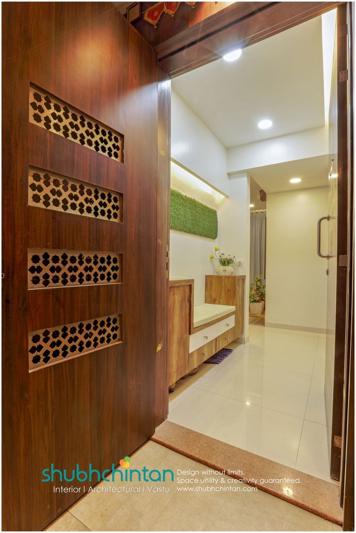 Entrance & safety door Shubhchintan Design possibilities Modern corridor, hallway & stairs Plywood entrance door