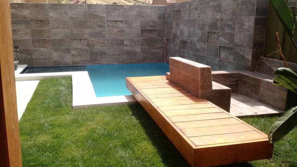 Piscina con Puente de madera, Valle Lo Campino, Piscinas con Diseño Chile Piscinas con Diseño Chile Bahçe havuzu