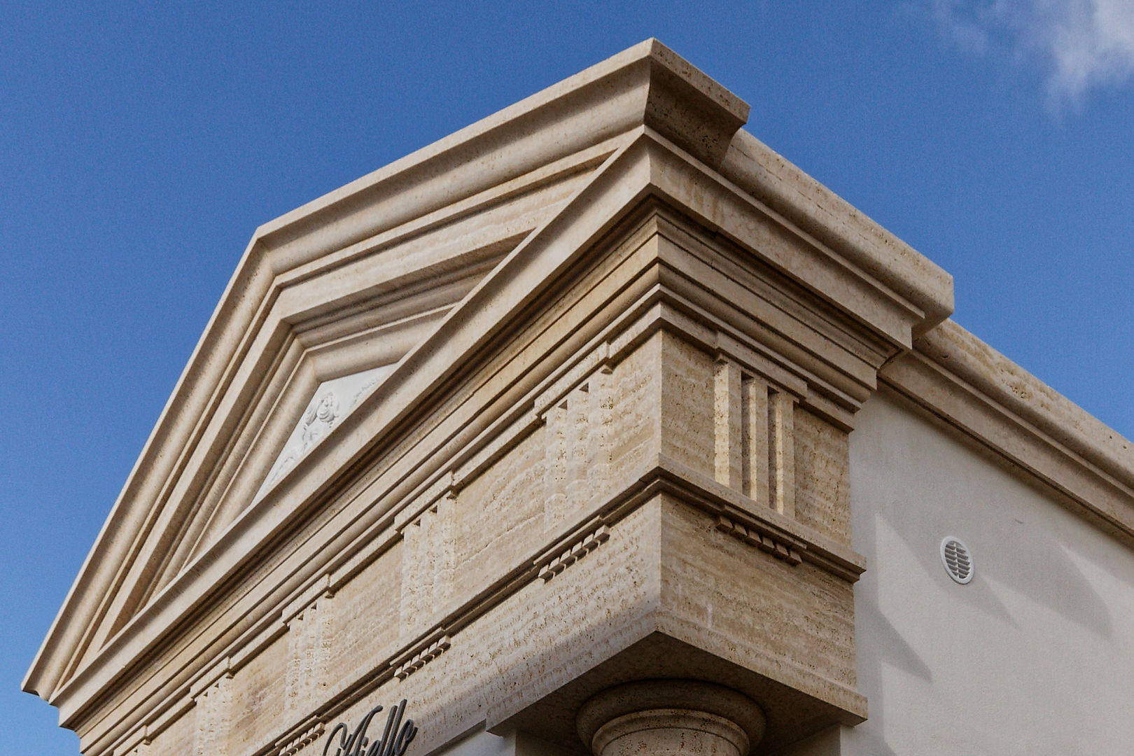 Bonus facciate 2020 - Balconi, cornicioni e portali in pietra e marmo, CusenzaMarmi CusenzaMarmi Case classiche