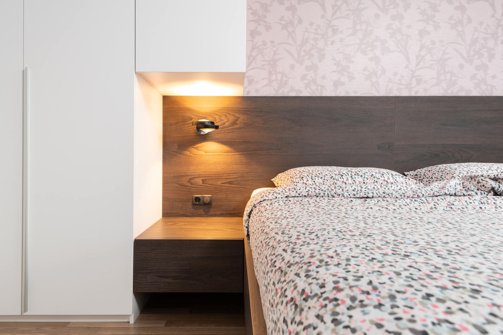 Kleine slaapkamer met kast boven het bed, De Suite De Suite Small bedroom