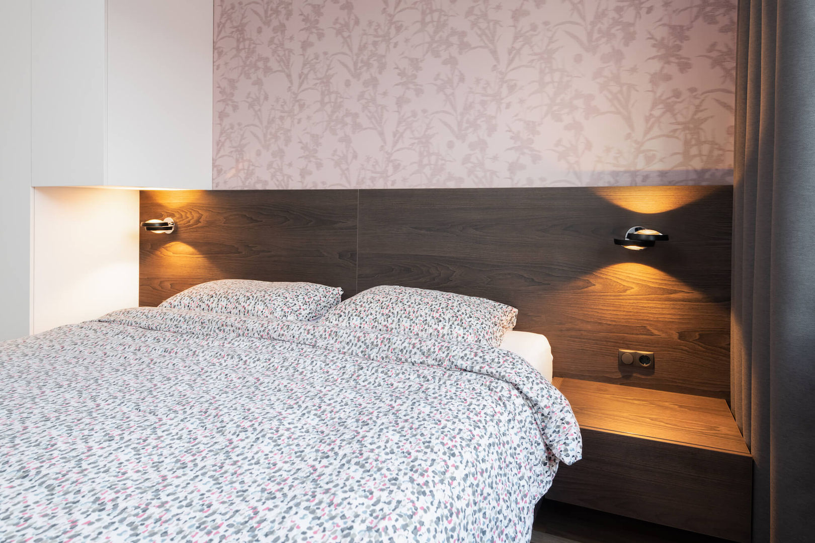 Kleine slaapkamer met kast boven het bed, De Suite De Suite غرف نوم صغيرة