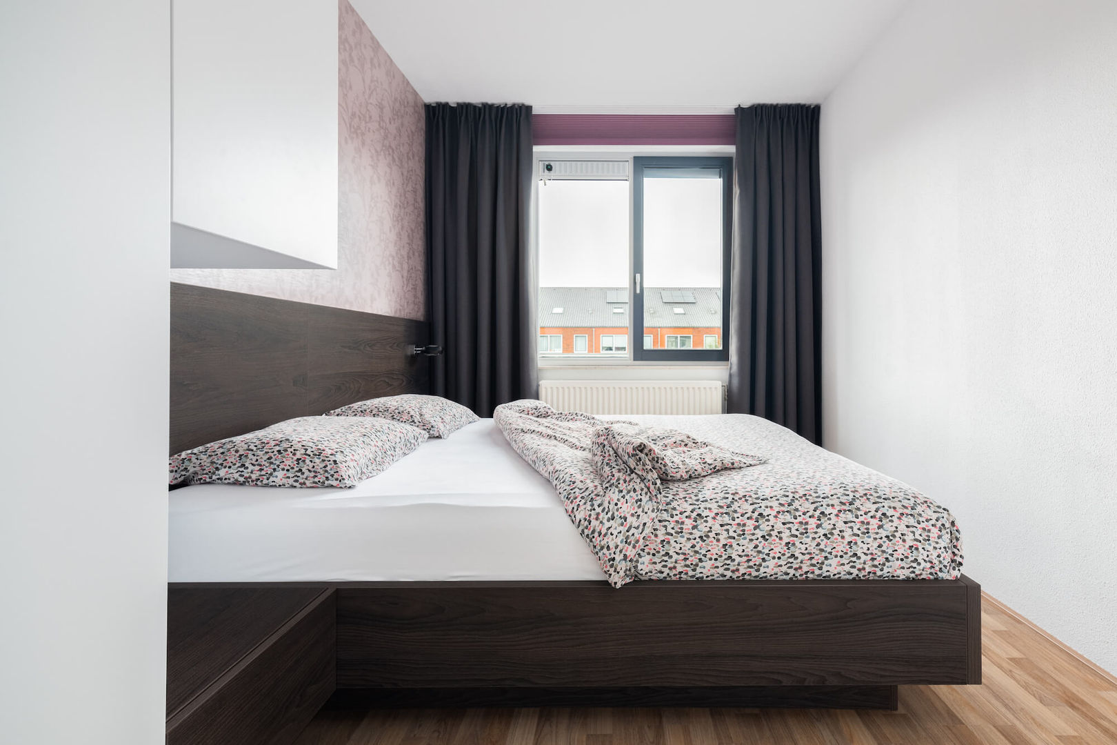 Kleine slaapkamer met kast boven het bed, De Suite De Suite Small bedroom