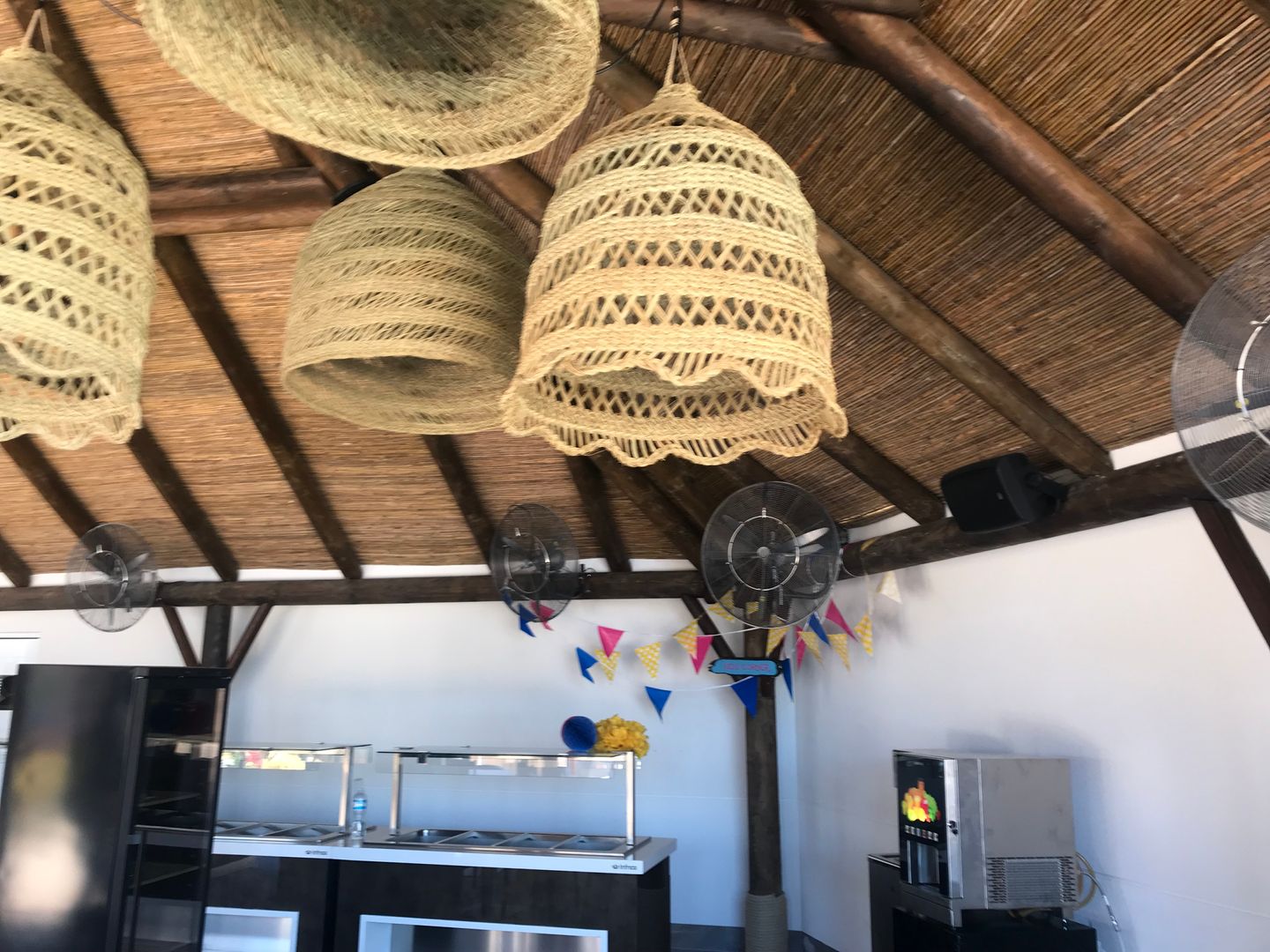 Decoración de restaurante-buffet Palapa, A interiorismo by Maria Andes A interiorismo by Maria Andes مساحات تجارية بار/ ملهى ليلي