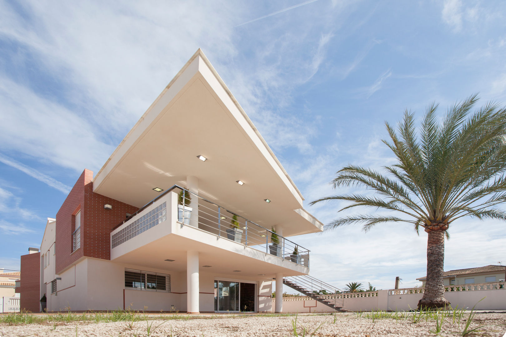 Fachada trasera. Terraza cubierta. Barreres del Mundo Architects. Arquitectos e interioristas en Valencia. Casas unifamilares casa, rehabilitación, reforma, vivienda, unifamiliar, voladizo, terraza