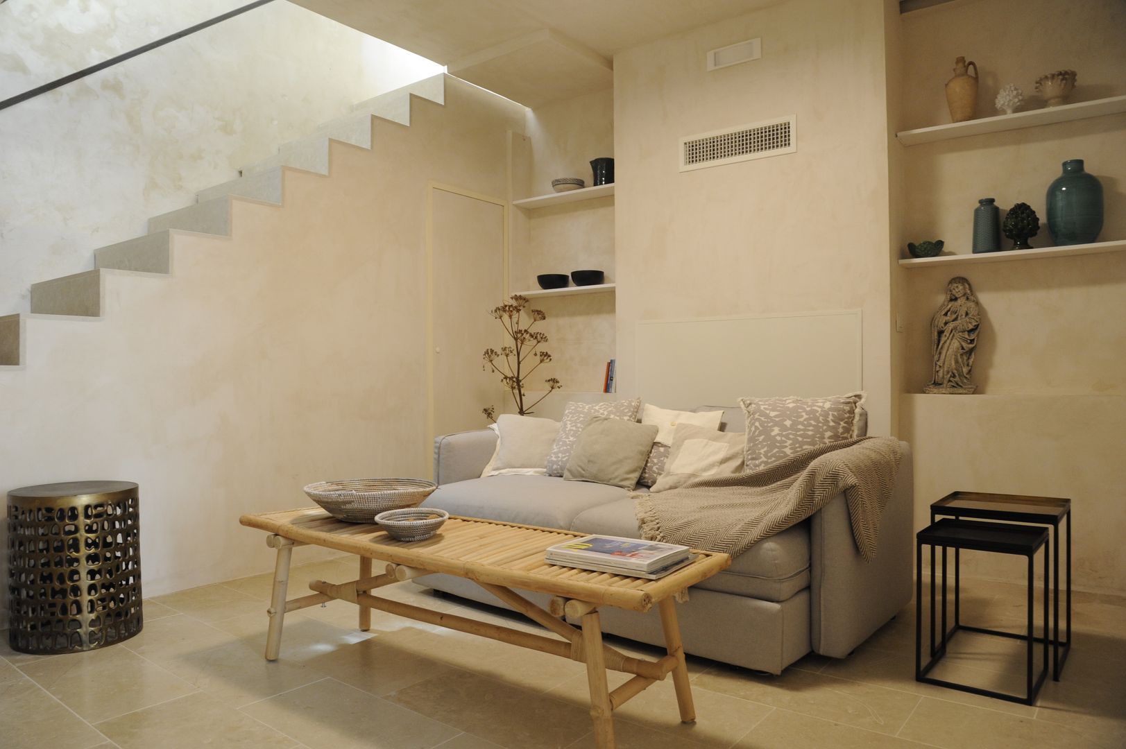 Ein Traumhaus auf Sizilien, CONSCIOUS DESIGN - Interiors by Nicoletta Zarattini CONSCIOUS DESIGN - Interiors by Nicoletta Zarattini Living room Sandstone Side tables & trays