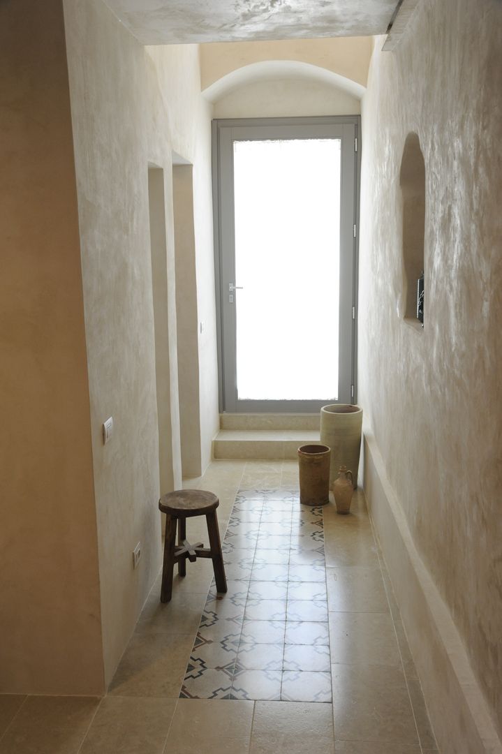 Ein Traumhaus auf Sizilien, CONSCIOUS DESIGN - Interiors by Nicoletta Zarattini CONSCIOUS DESIGN - Interiors by Nicoletta Zarattini Mediterranean corridor, hallway & stairs Sandstone