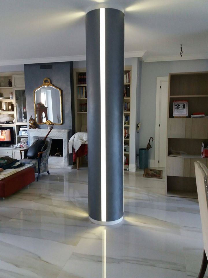 Realizzazione di una bellissima colonna LED in polistirene resinato. Trasformazione da un pilastro quadrato ad uno tondo., Arte Design & Colore Arte Design & Colore Modern living room