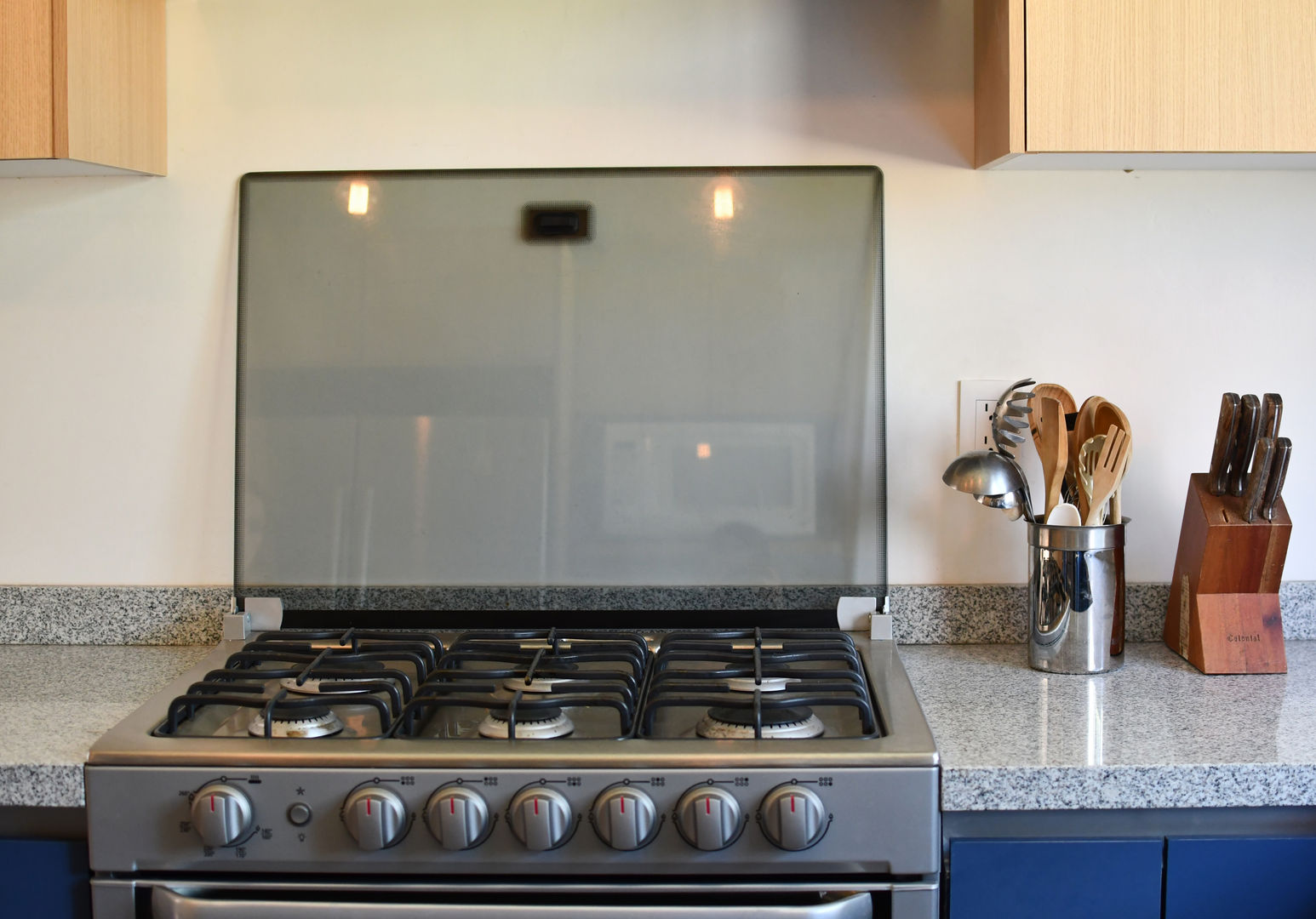 Cocina Las Águilas, UNO A UNO UNO A UNO Cozinhas pequenas Chipboard