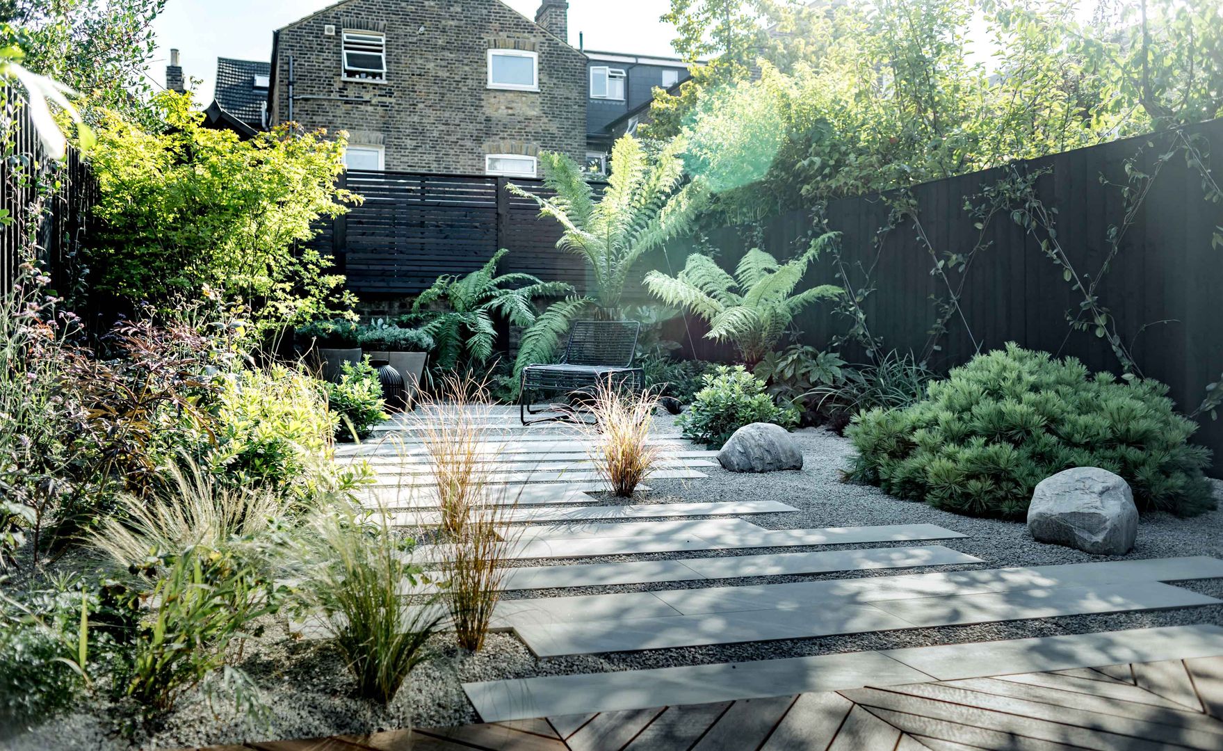 Contemporary Garden GRDN Landscape + Garden Design Сад в стиле модерн Timber deck, Natural Stone, Plank Paving, Gravel , Garden Deisgn, Planting