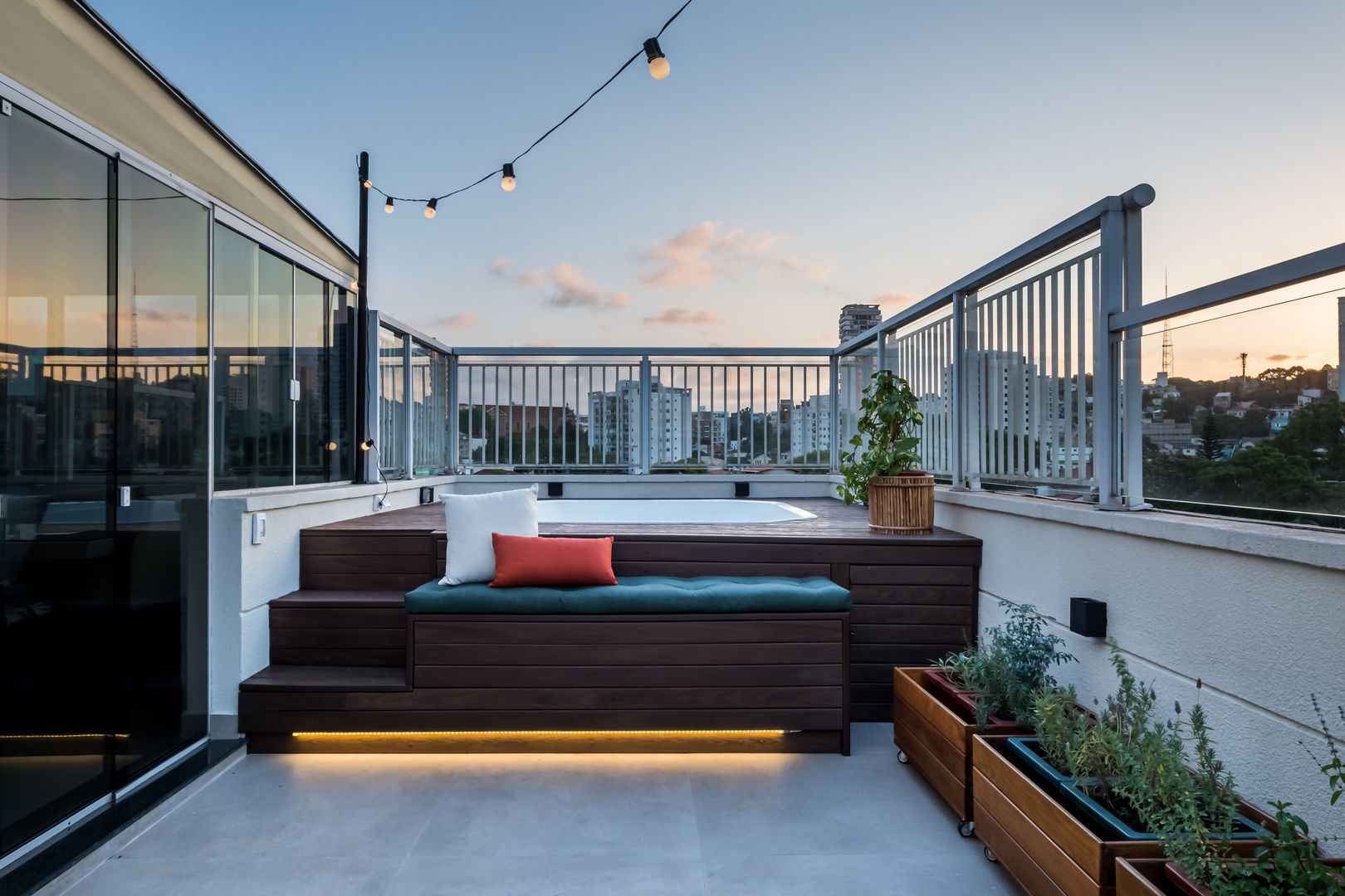 Área externa moderna e aconchegante, Mirá Arquitetura Mirá Arquitetura Balcony Engineered Wood Transparent