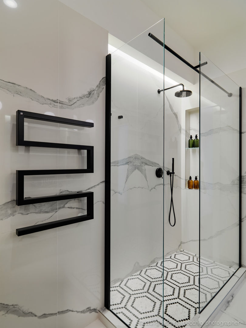 in equilibrio tra DESIGN e ACCENTI CLASSICI D3 Architetti Associati Bagno moderno scaldasalviette - gres magnumsize - statuario - piatto doccia - black and white