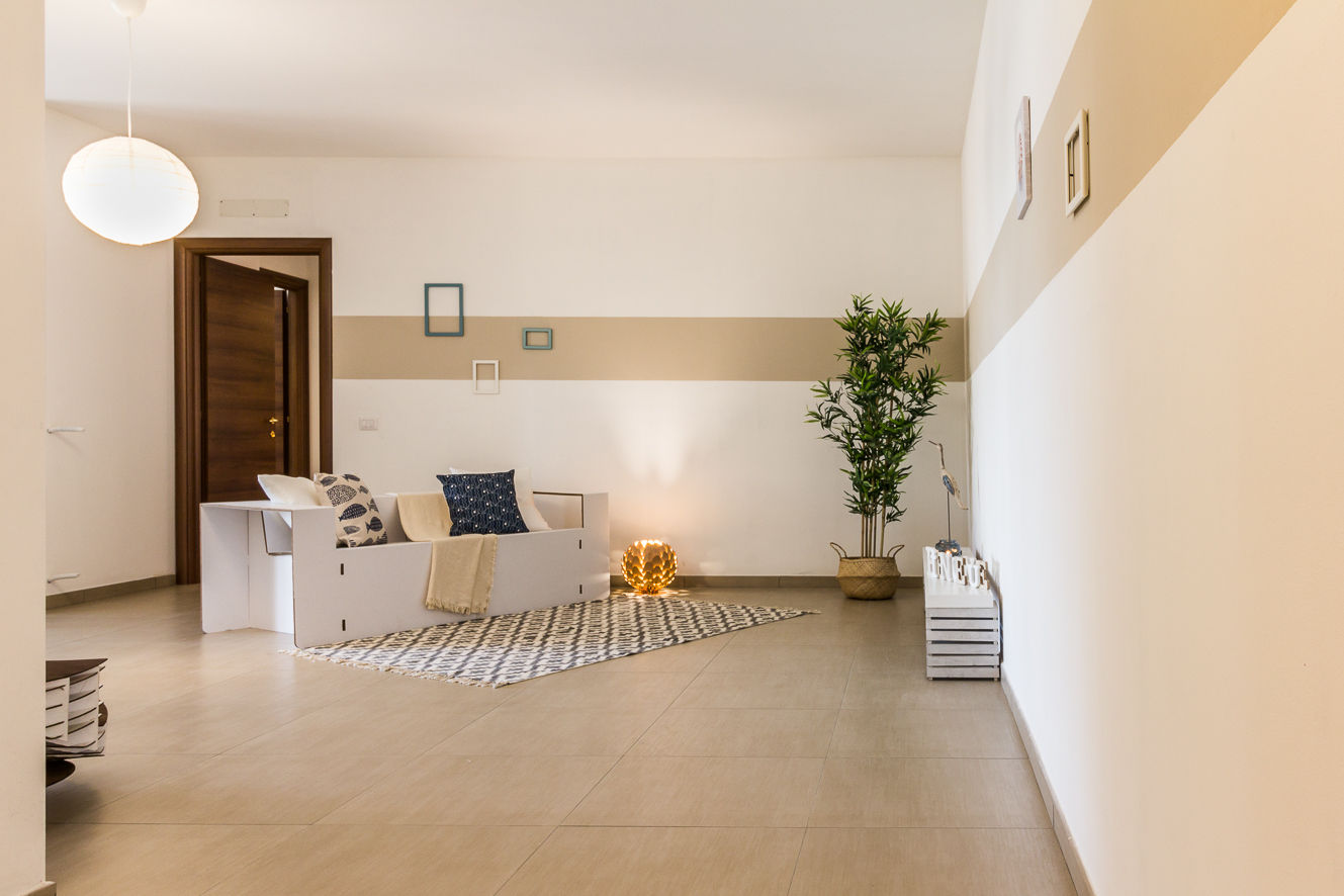 Allestimento per un appartamento vuoto - BLUE SAND, Fabiola Fusco - Architetto e Home Stager Fabiola Fusco - Architetto e Home Stager 모던스타일 거실