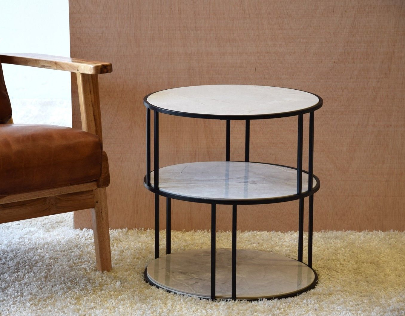 Mesa de apoio redonda com estrutura em metal preto Tampo, prateleira e base em mármore cerâmico Round support table with structure in black metal. Ceramic marble top, shelf and base., Intense mobiliário e interiores Intense mobiliário e interiores Salas modernas Accesorios y decoración