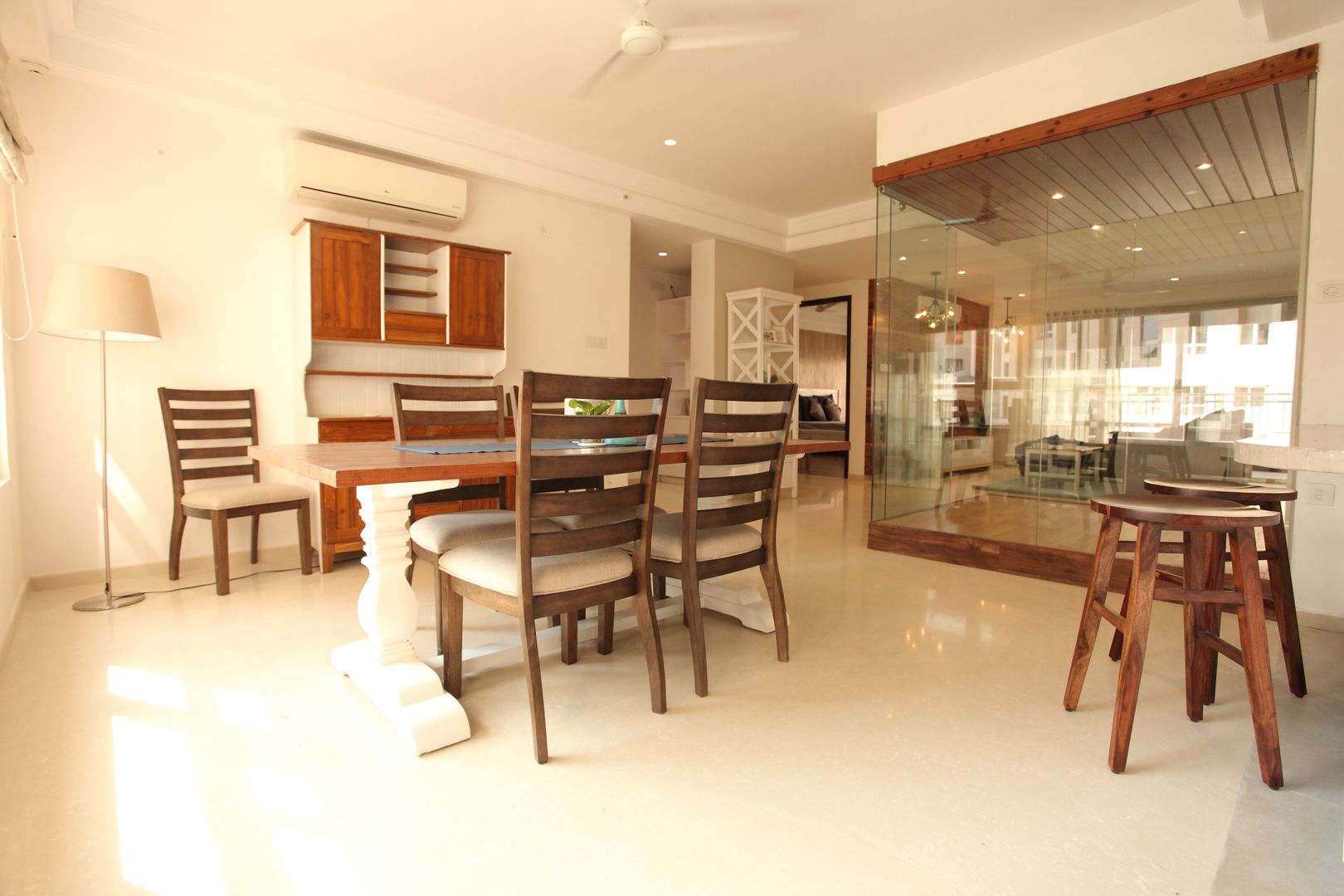 Apartment, Gachibowli, Saloni Narayankar Interiors Saloni Narayankar Interiors غرفة السفرة خشب Wood effect كراسي ومقاعد