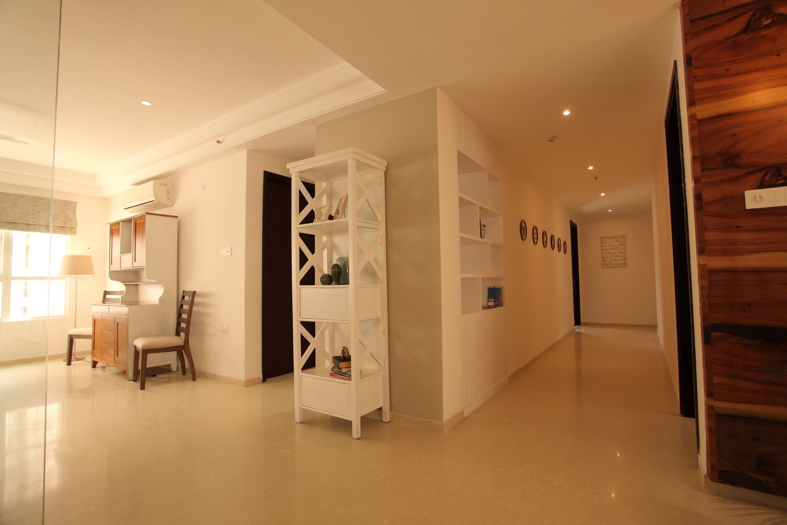 Apartment, Gachibowli, Saloni Narayankar Interiors Saloni Narayankar Interiors الممر الحديث، المدخل و الدرج خشب Wood effect مخزن