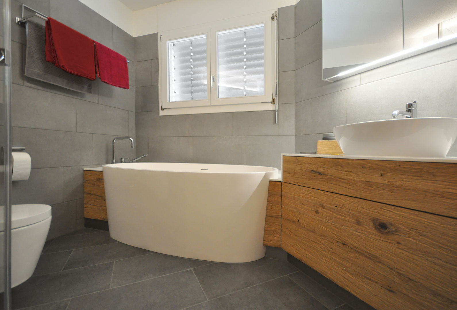 Badezimmersanierung, Arthur Girardi AG Arthur Girardi AG Modern bathroom Wood Wood effect