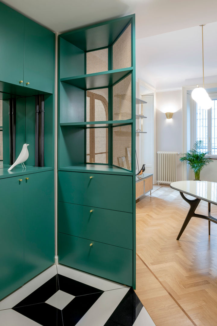 L'ingresso con arredo su misura in legno laccato e paglia di vienna homify Ingresso, Corridoio & Scale in stile eclettico Legno Effetto legno paglia di vienna, paglia viennese, arredo su misura, ingresso, divisorio, separé, quinta divisoria, arredo ingresso, arredo soggiorno, plusultra studio