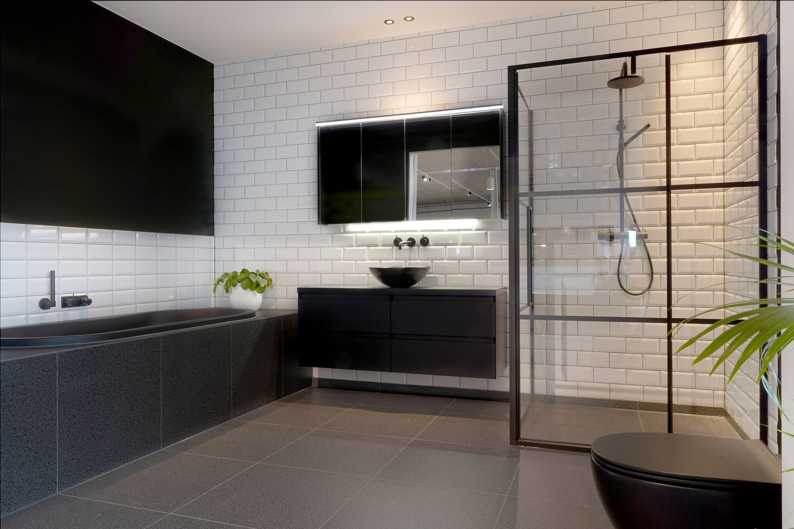 Zwarte badkamerinrichting, De Eerste Kamer De Eerste Kamer Ванная комната в стиле модерн Керамика