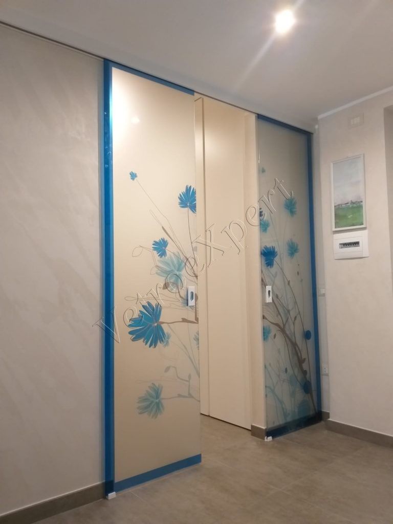 porta scorrevole su misura decorata, VetroeXpert srl VetroeXpert srl Drzwi szklane Szkło