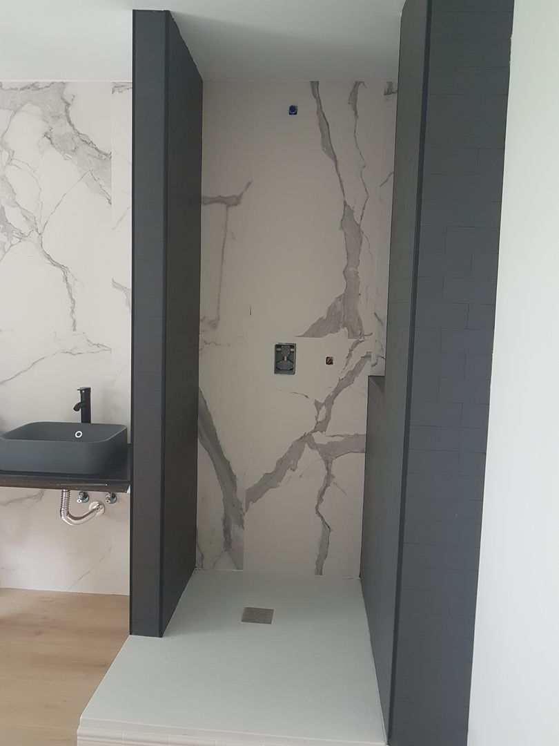 CUARTO DE BAÑO MODERNO Y ORIGINAL CON DUCHA Y BAÑERA EN MADRID, O. R. Group O. R. Group Ванна кімната Ванни та душові