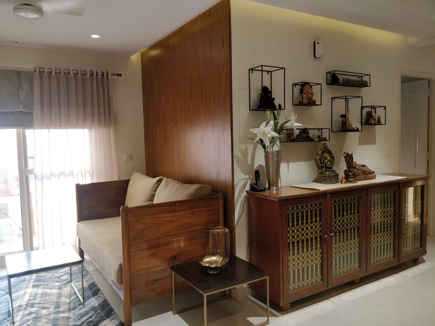 Apartment, Kondapur, Saloni Narayankar Interiors Saloni Narayankar Interiors غرفة المعيشة خشب نقي Multicolored خزانات و أدراج جانبية