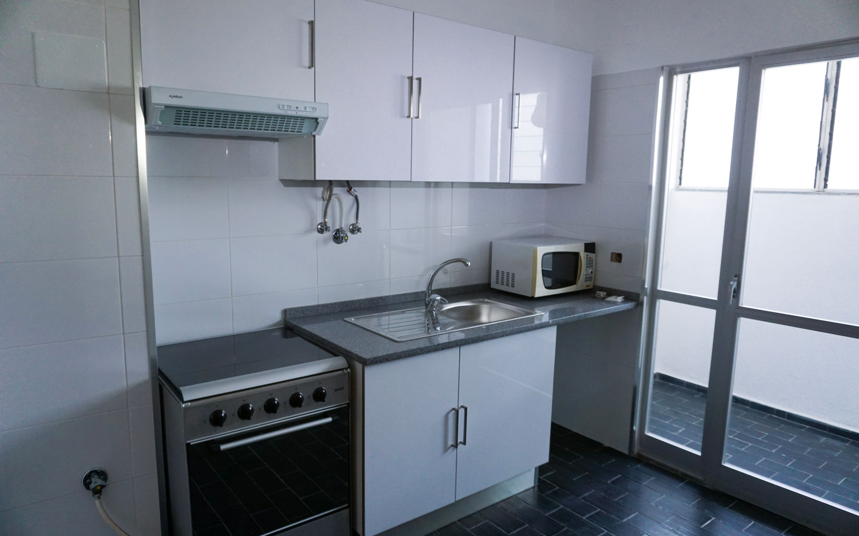 Cozinha homify Cozinhas modernas cozinha,armários,revestimento,remodelação,Oeiras,apartamento,