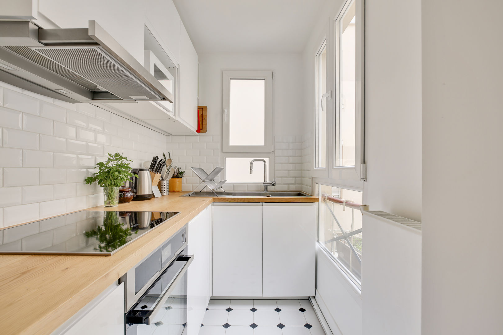 Duplex dans le quartier des Batignolles à Paris 17ème arrondissement, Agence Karine Perez Agence Karine Perez Small kitchens Керамічні