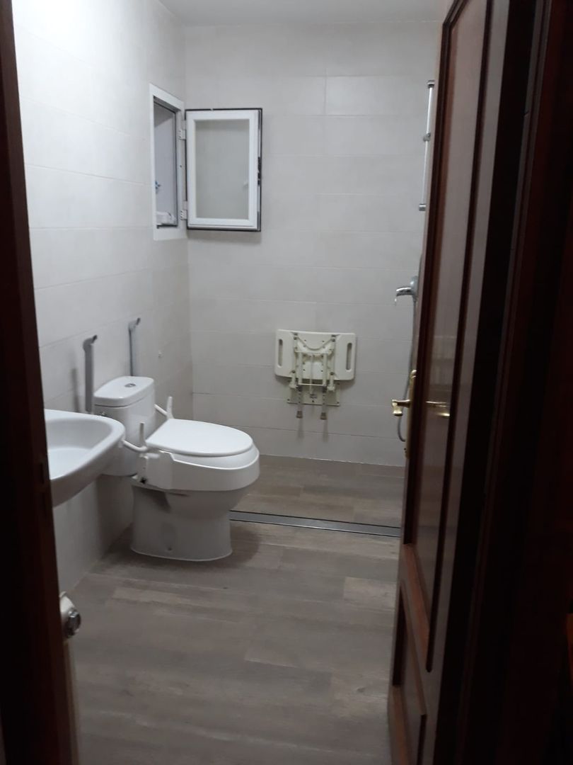 Baño accesible, AOM Proyectos AOM Proyectos クラシックスタイルの お風呂・バスルーム