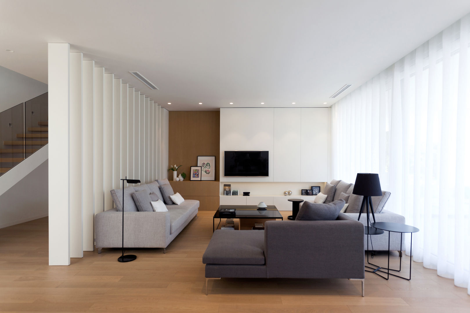 Interiorismo de la vivienda con carácter mediterráneo en Altea, MANUEL GARCÍA ASOCIADOS MANUEL GARCÍA ASOCIADOS Modern living room