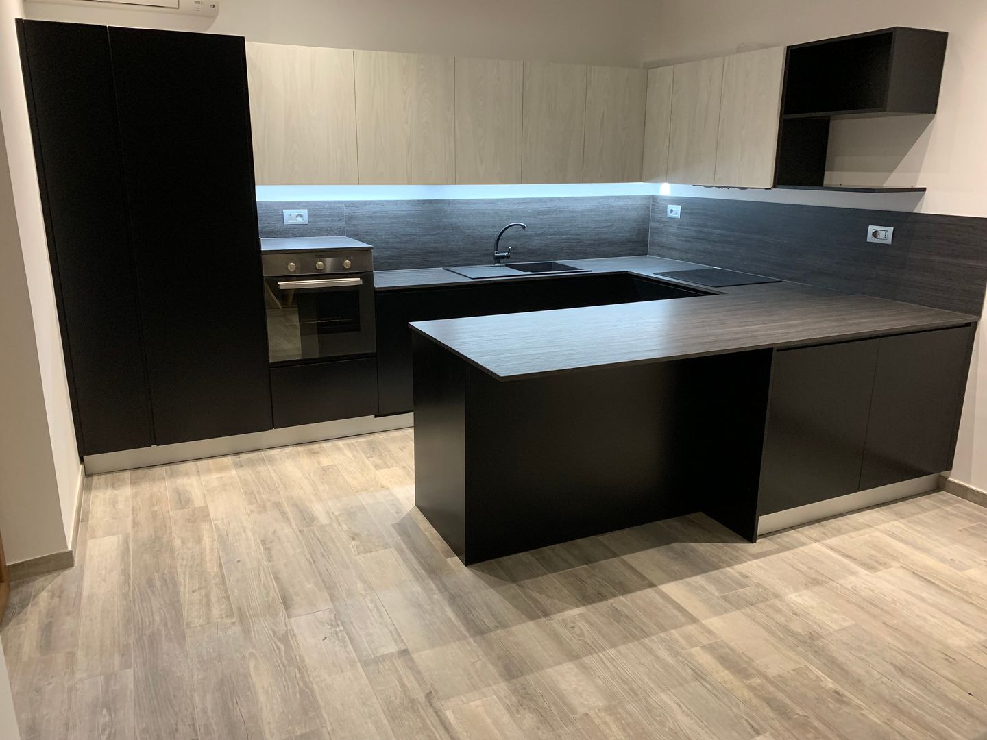 cucina moderna con penisola, il falegname di Diego Storani il falegname di Diego Storani Modern style kitchen