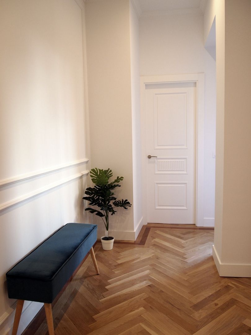 Paso de ser un Pequeño Apartamento a un Coqueto Piso en Madrid, Reformmia Reformmia Classic style corridor, hallway and stairs