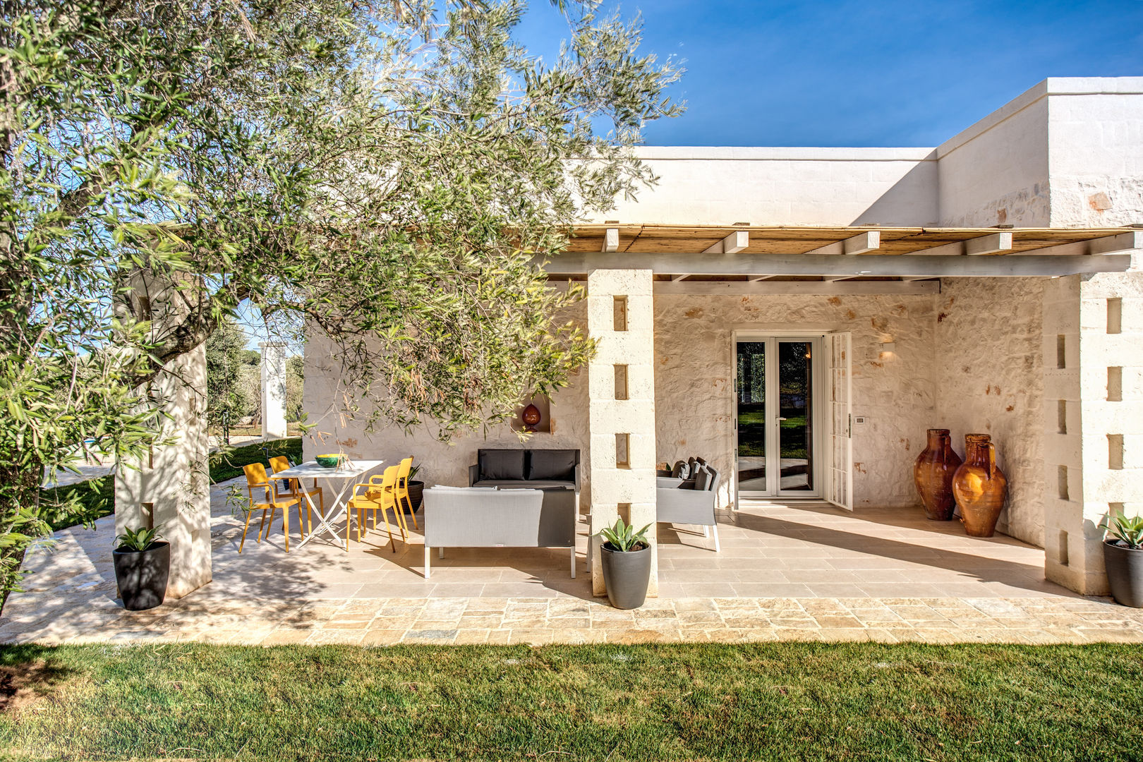 DIMORA DI CHARME (OSTUNI), Gian Paolo Guerra Design Gian Paolo Guerra Design Mediterraner Balkon, Veranda & Terrasse