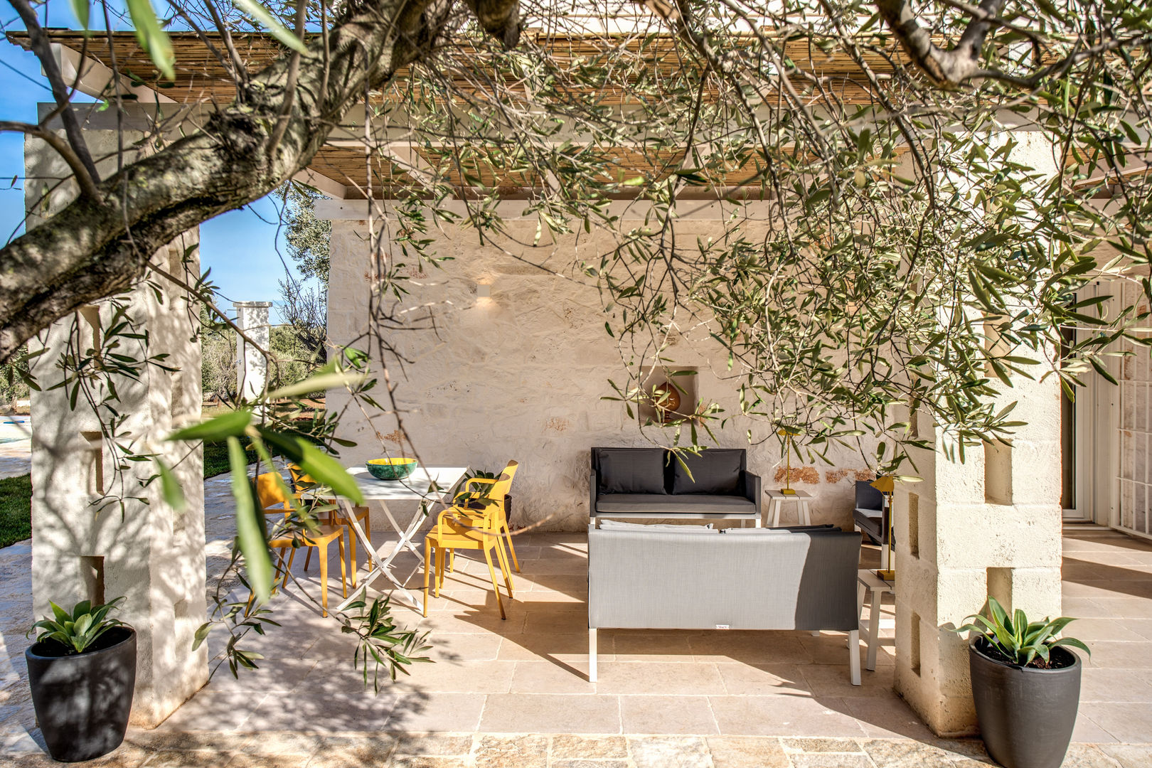 DIMORA DI CHARME (OSTUNI), Gian Paolo Guerra Design Gian Paolo Guerra Design Balkon, Beranda & Teras Gaya Mediteran