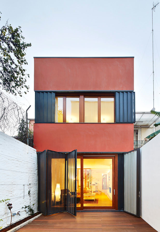 Casa Patio Vertical, ESTUDI NAO arquitectura ESTUDI NAO arquitectura Townhouse Wood Wood effect