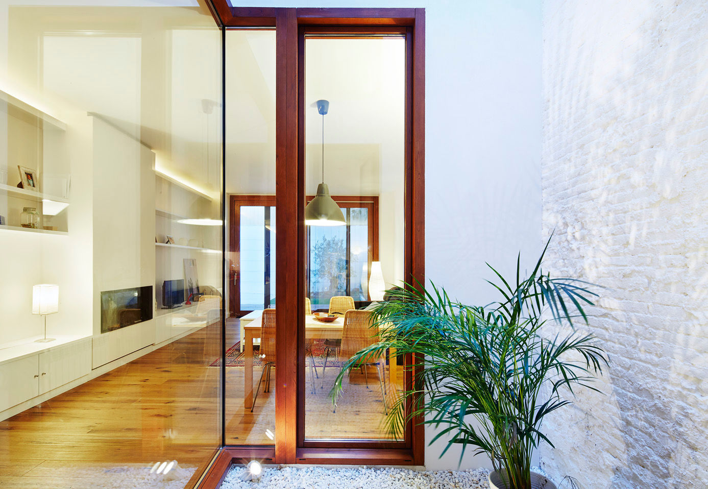 Casa Patio Vertical, ESTUDI NAO arquitectura ESTUDI NAO arquitectura Modern dining room Wood Wood effect