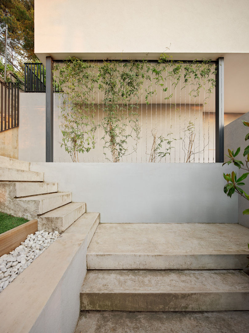 escañera exterior y paso a primera terraza ESTUDI NAO arquitectura Jardines minimalistas Hormigón