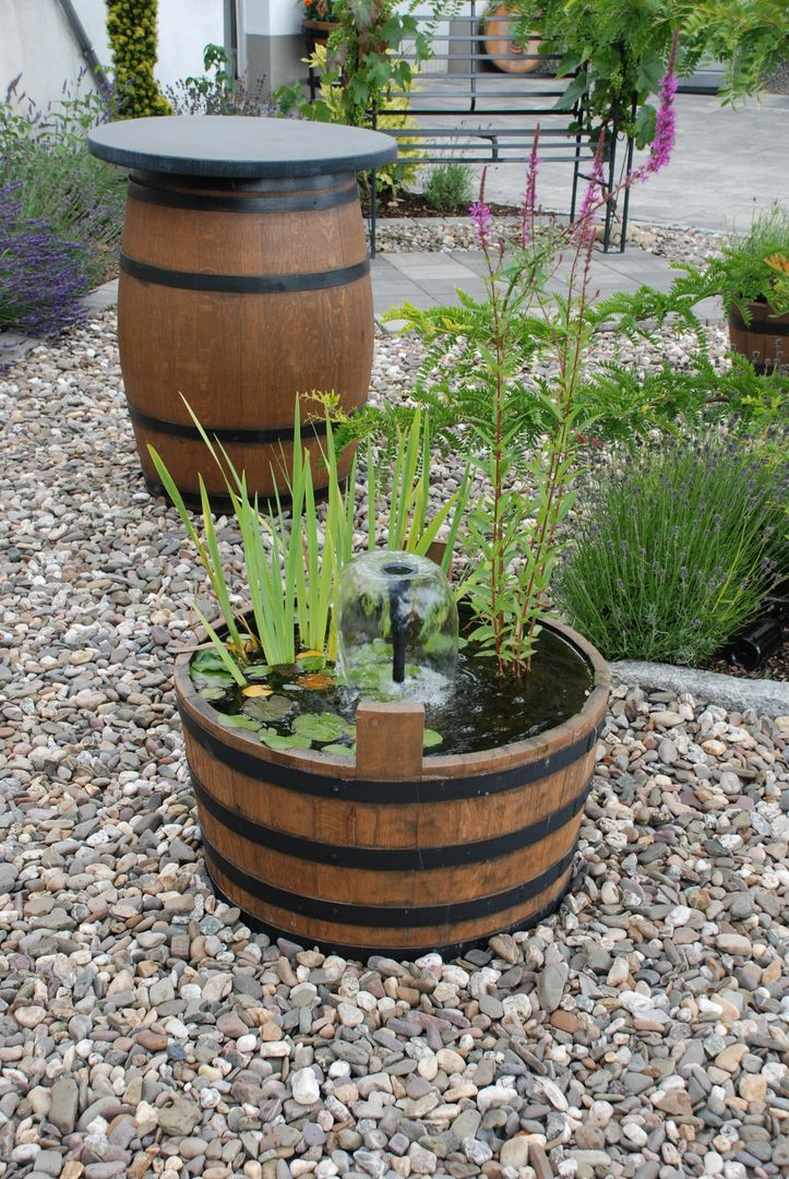 Wasserspiele und Blumenkübel, Fassdeko Fassdeko Balcones y terrazas de estilo mediterráneo Madera maciza Multicolor Plantas y flores