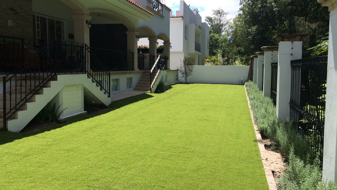 Pasto sintetico en residencia, Guadalajara, Jalisco Legno soluciones en acabados Jardines zen Plástico