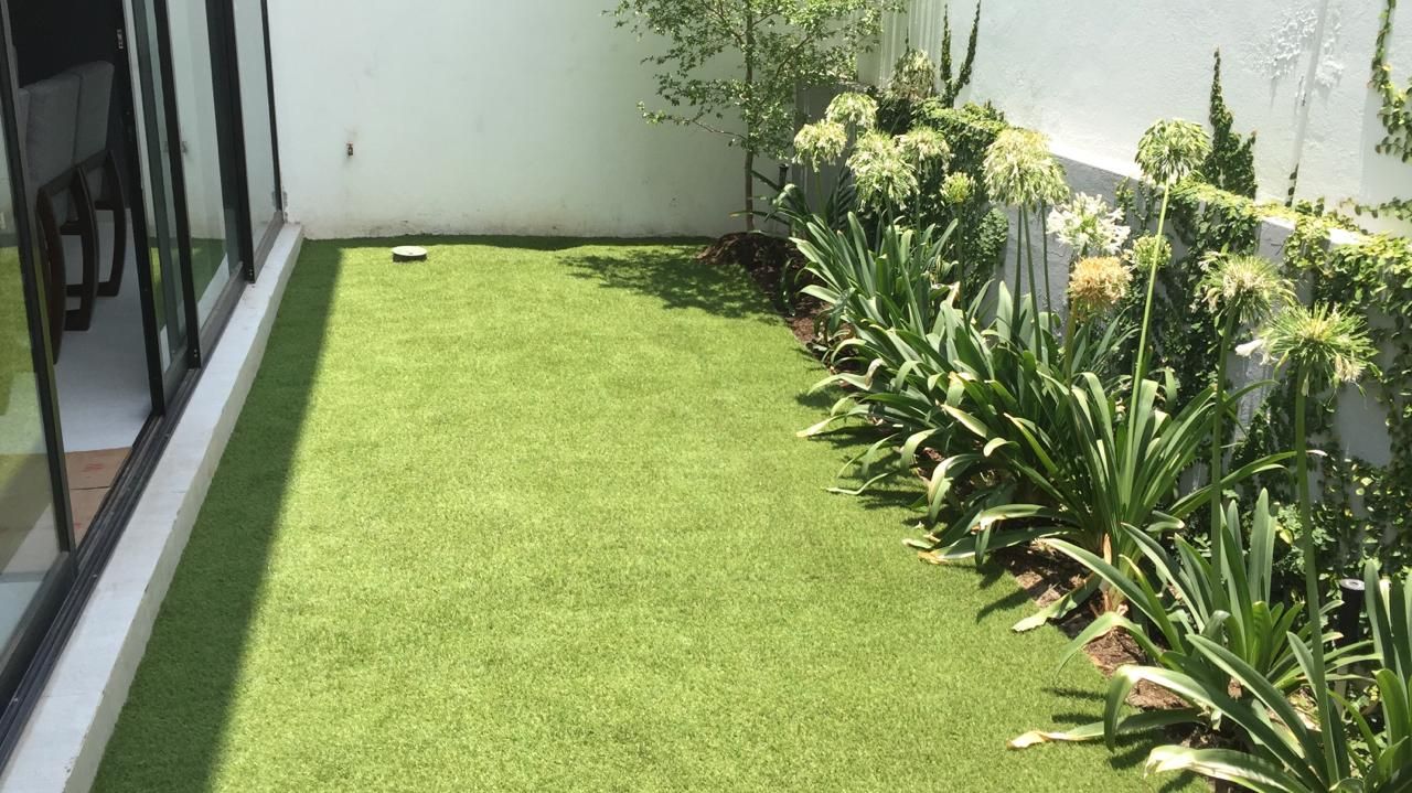 Pasto sintetico en residencia, Zapopan, Jalisco Legno soluciones en acabados Jardines zen Plástico