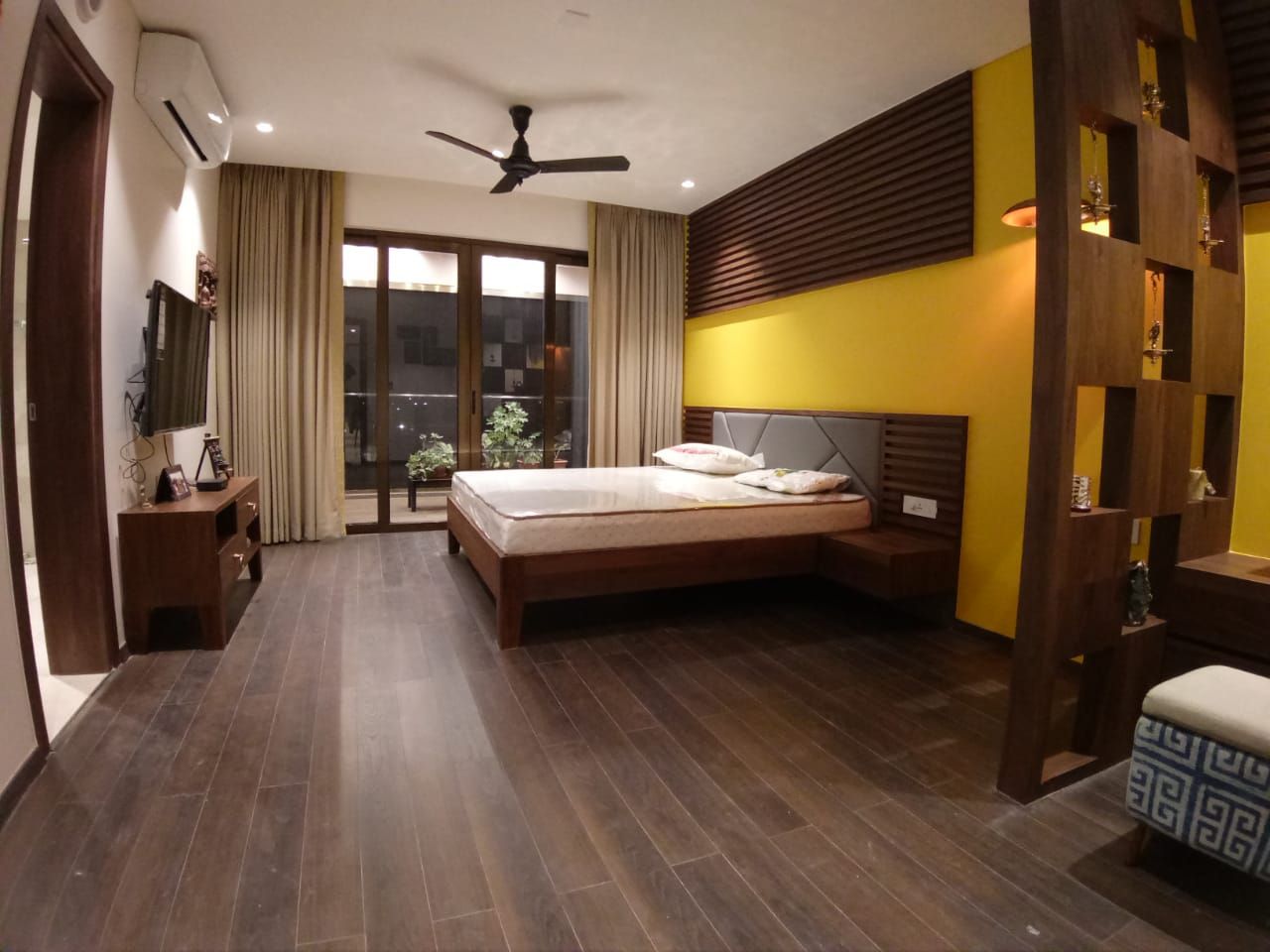 Interior work of 4.5 BHK apartment in kharadi, pune, Exemplary Services Exemplary Services 모던스타일 침실