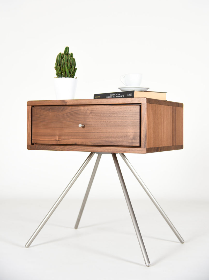 Comodino mid century, con cassetto in massello di noce in stile scandinavo / Mobili camera da letto / Console moderna fatta a mano, Ebanisteria Cavallaro Ebanisteria Cavallaro Dormitorios modernos: Ideas, imágenes y decoración Madera maciza Multicolor Mesitas de luz