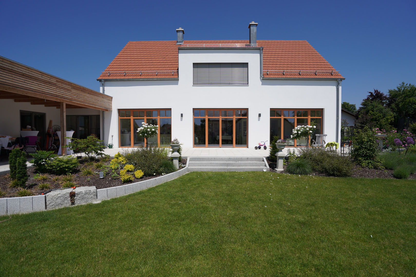 Großzügiges Einfamilienhaus mit Holzakzenten, AIMZ Irl Zeininger Architekten PartmbB AIMZ Irl Zeininger Architekten PartmbB 앞마당