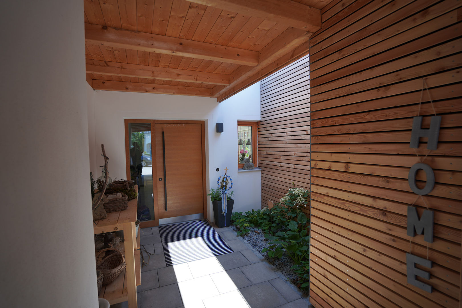 Großzügiges Einfamilienhaus mit Holzakzenten, AIMZ Irl Zeininger Architekten PartmbB AIMZ Irl Zeininger Architekten PartmbB Puertas de entrada Madera Acabado en madera