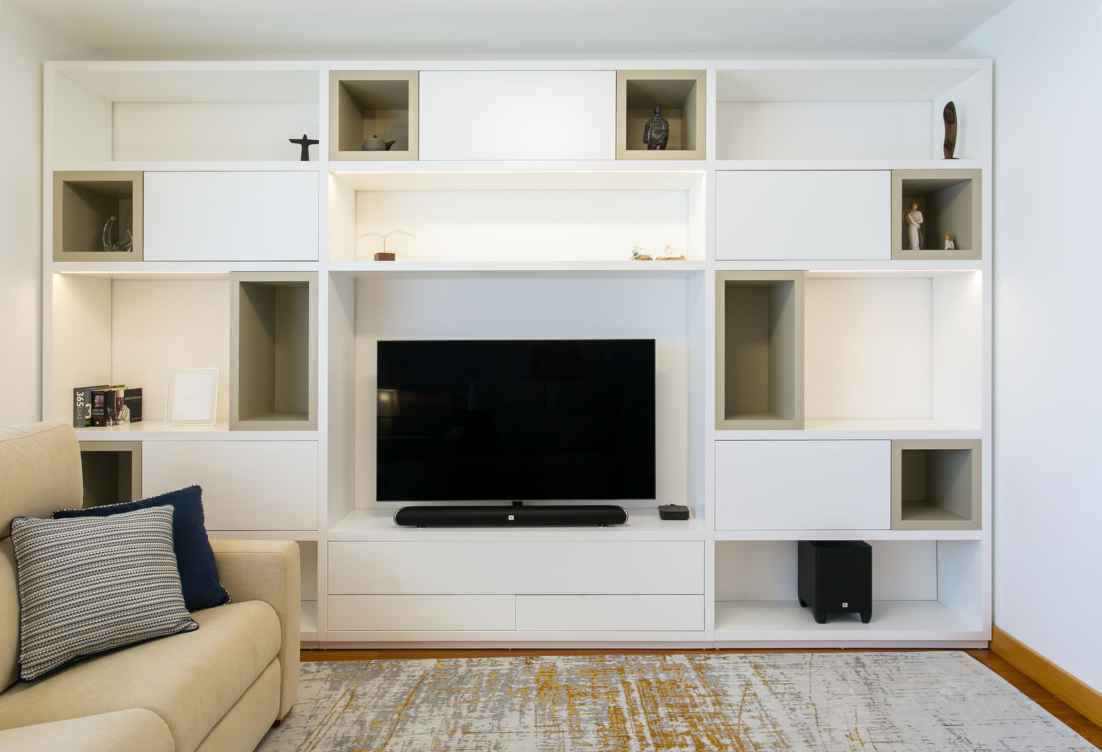 Apartamento t3 no centro de lisboa, Traço Magenta - Design de Interiores Traço Magenta - Design de Interiores غرفة المعيشة TV stands & cabinets