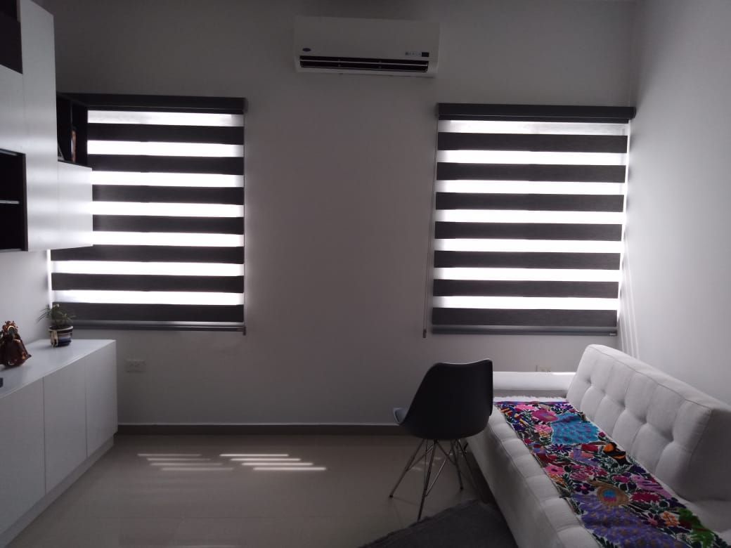 Persiana Eclisse colocada en Villahermosa Persianas Jaramillo B CDMX Salones modernos Textil Ámbar/Dorado Persianas, Ventana, Tonos, Sombra, Blackout, Puerta, Enrollable, Cortina, Blinds, Blanco, Rollo, Romana, Casa, Vinilo, Habitación, Sol, Oscurecer, Madera, Tela, Plisada, Celular, Dormitorio, Patio, Cubrir, Luz, Deslizante, Bambú, Cocina, Baño, Solar, Privacidad, Soportes, Oficina, Primavera, Frente, Motorizado, Gris, Eléctrico, Cenefa,Accesorios y decoración