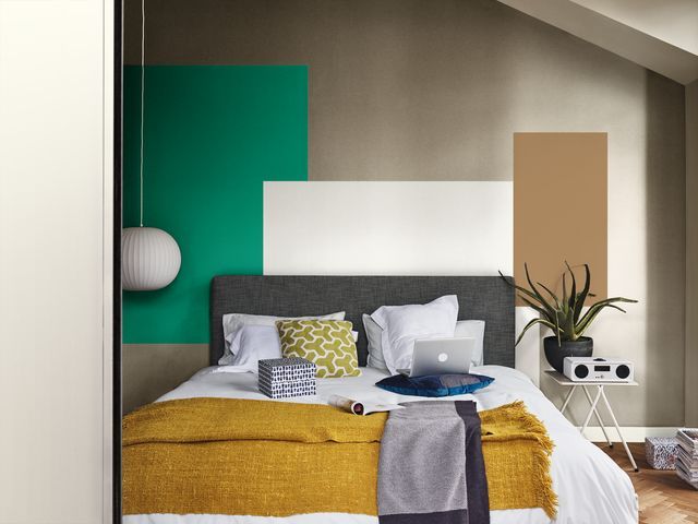 How to use Dulux Colour of the Year 2019 in your bedroom Dulux UK Camera da letto moderna dulux, spiced honey, colour of the year, 2019, bedroom paint, bedroom colour, green