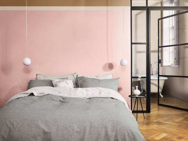 The calming bedroom Create a soothing atmosphere in your bedroom with the Dulux Colour of the Year 2019 Dulux UK モダンスタイルの寝室 dulux, spiced honey, colour of the year, 2019, bedroom paint, bedroom colour, pale pink, rose